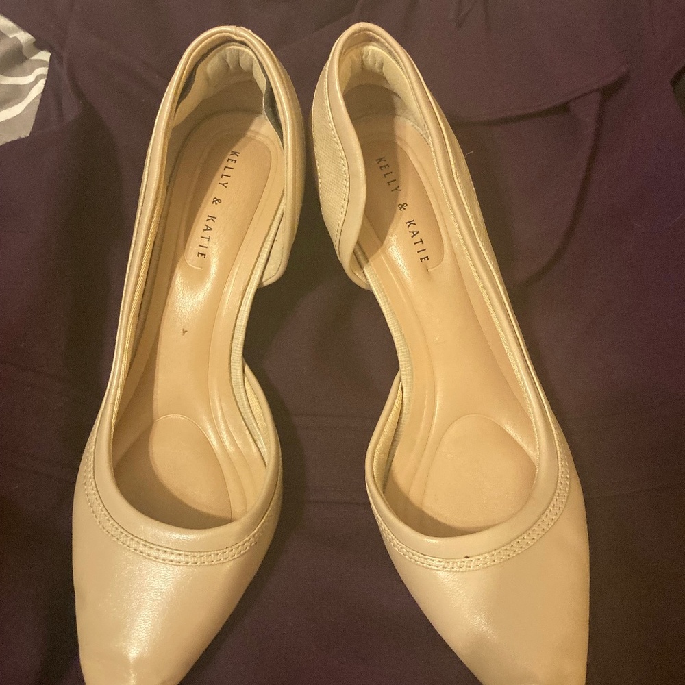 Kelly & Kate cream low heel pump